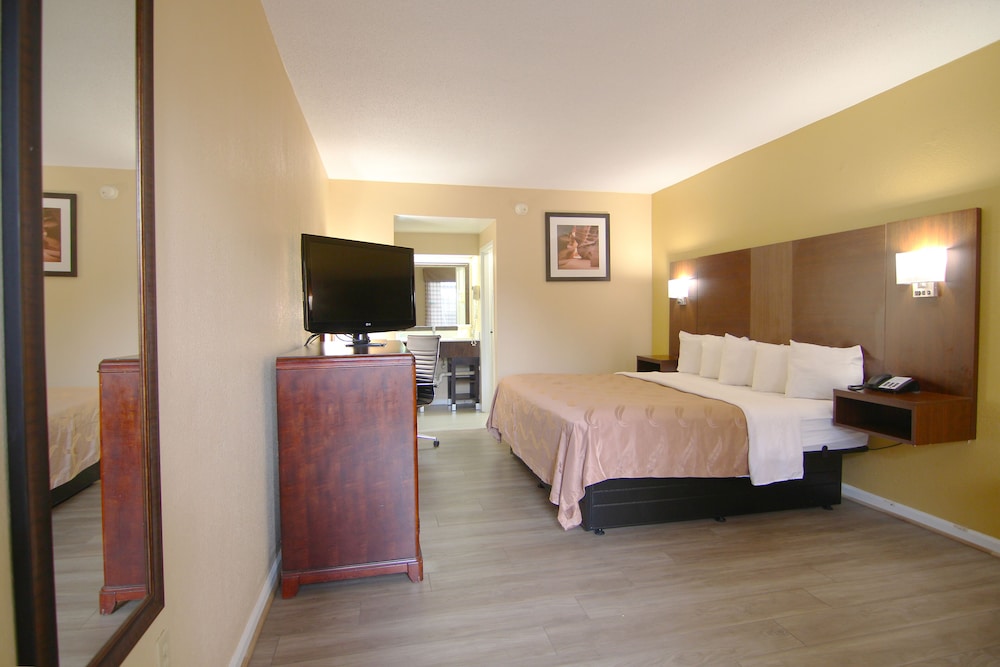 Standard Room, 1 King Bed, Non Smoking - Photo 3