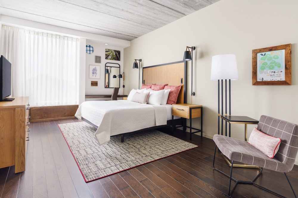 Standard Room, 1 King Bed, Hearing Accessible - Photo 4