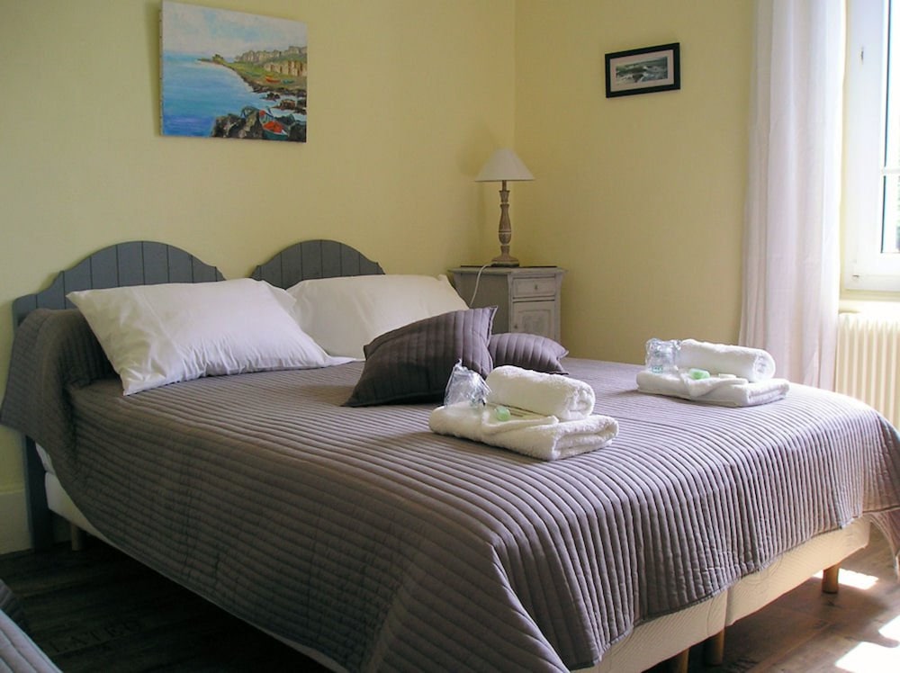Double Room (La Belle Ile) - Shared Bathroom photo 1