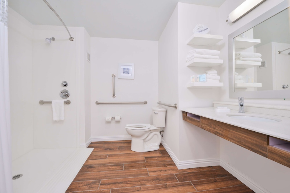 Room, 1 King Bed, Accessible (Mobility & Hearing, Roll-in Shower)