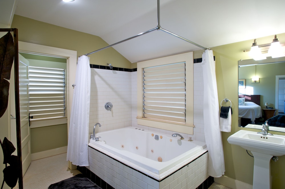 Deluxe Room, Jetted Tub (Inn Waimea) photo 3