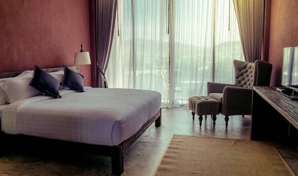 Deluxe River View Room with Bathtub photo 2