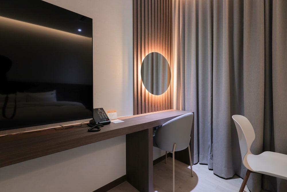 Superior King Room - Photo 11
