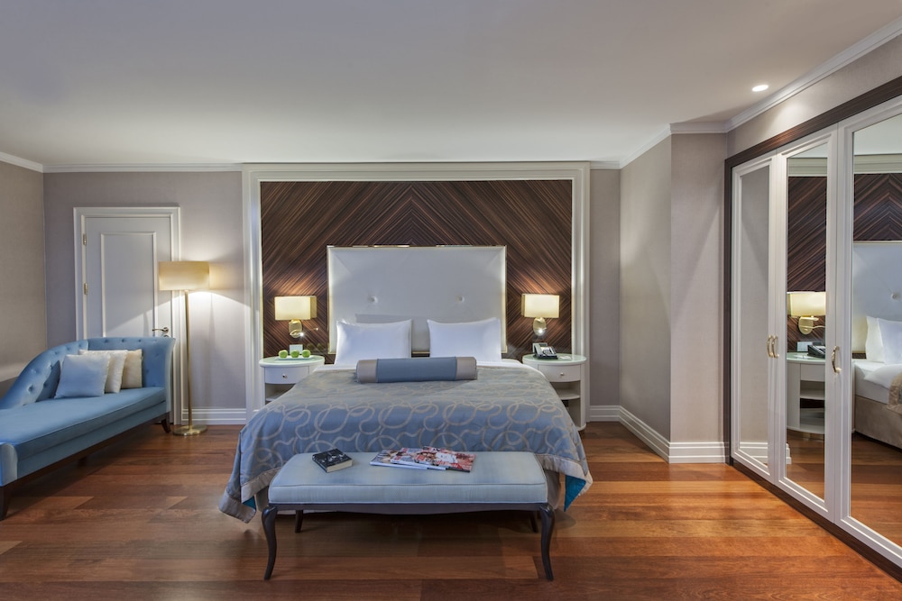 Junior Suite with Queen Size Bed photo 2