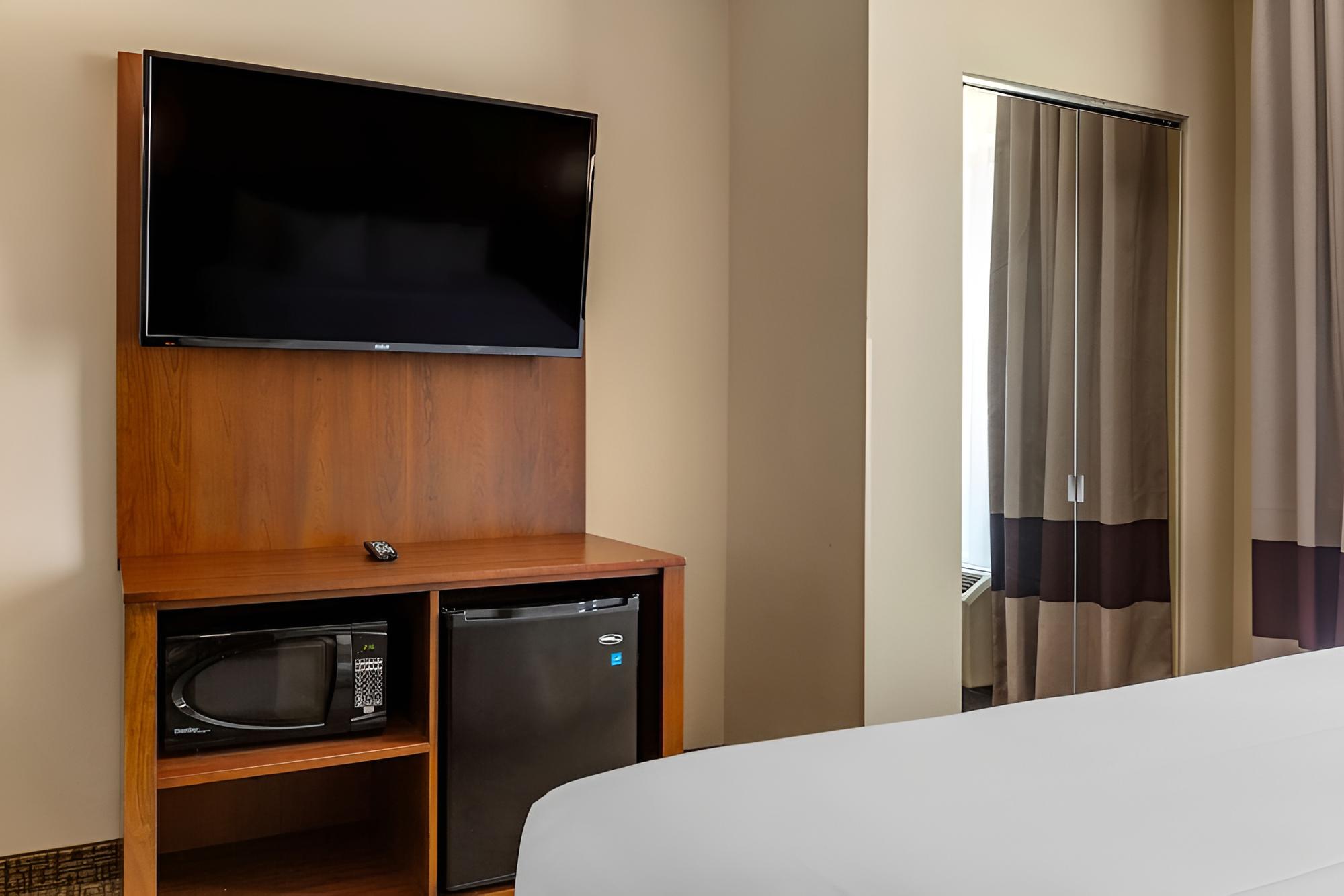 Suite, 1 King Bed with Sofa bed, Accessible, Non Smoking photo 2