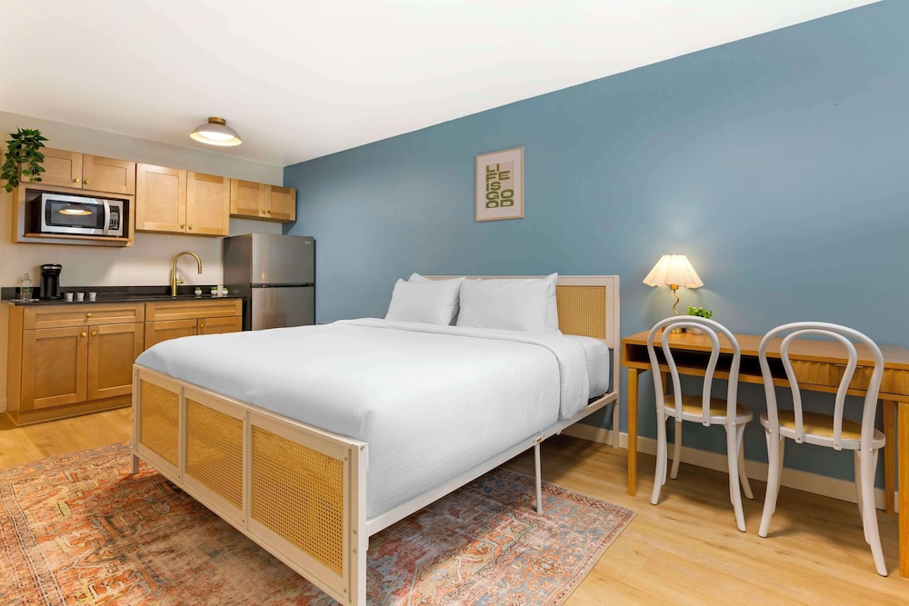 Standard Room, 1 King Bed, Non Smoking, Refrigerator & Microwave (Pet Friendly) - Photo 1