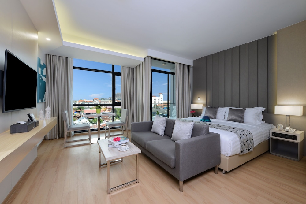 Deluxe Room, City View - Photo 1