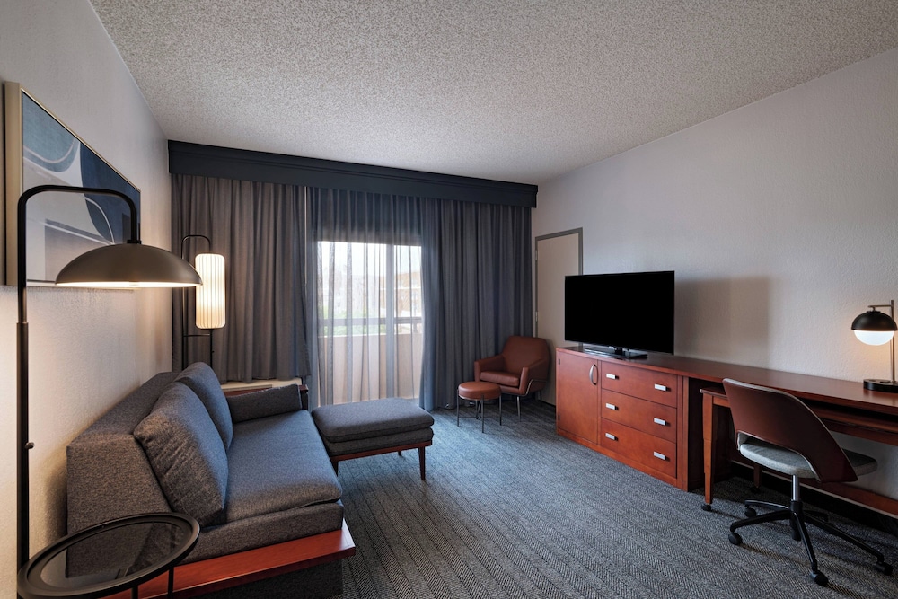 Suite, 1 Bedroom - Photo 1
