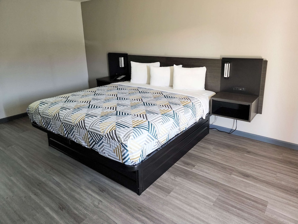 Standard Room, 1 King Bed, Non Smoking, Refrigerator & Microwave - Photo 2