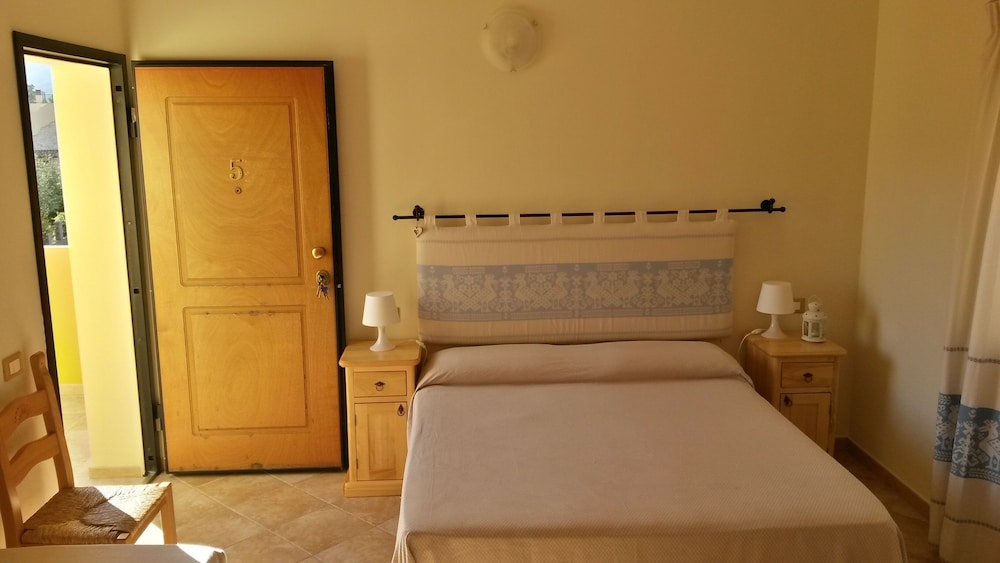 Double Room (5)