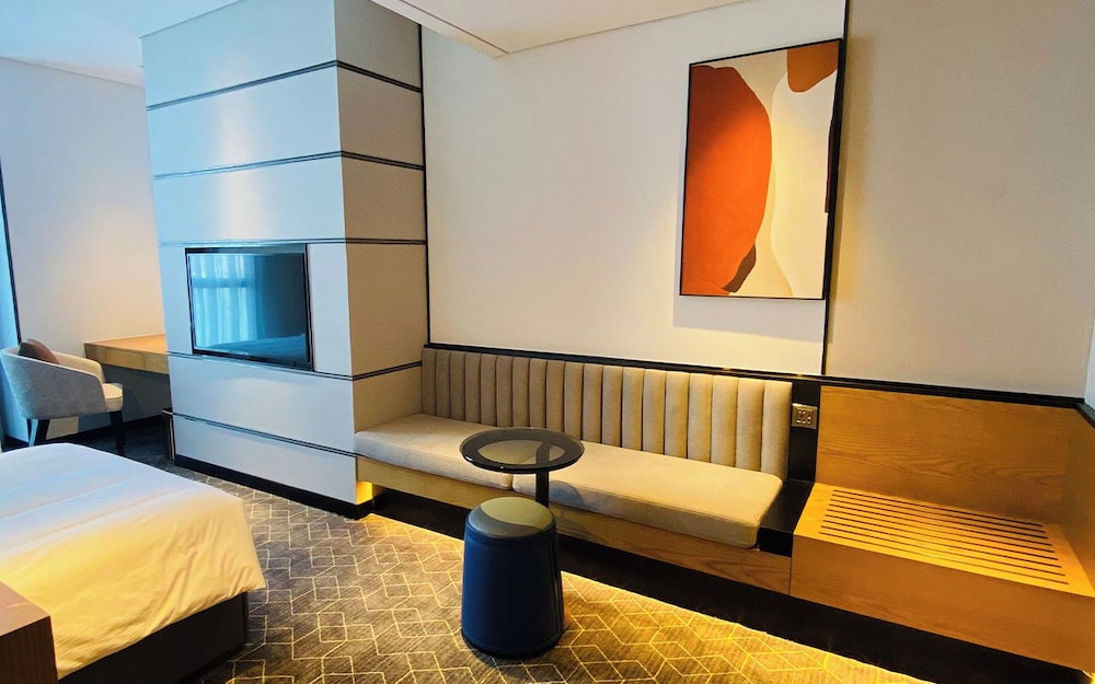 Deluxe Twin Room, City View - Photo 6