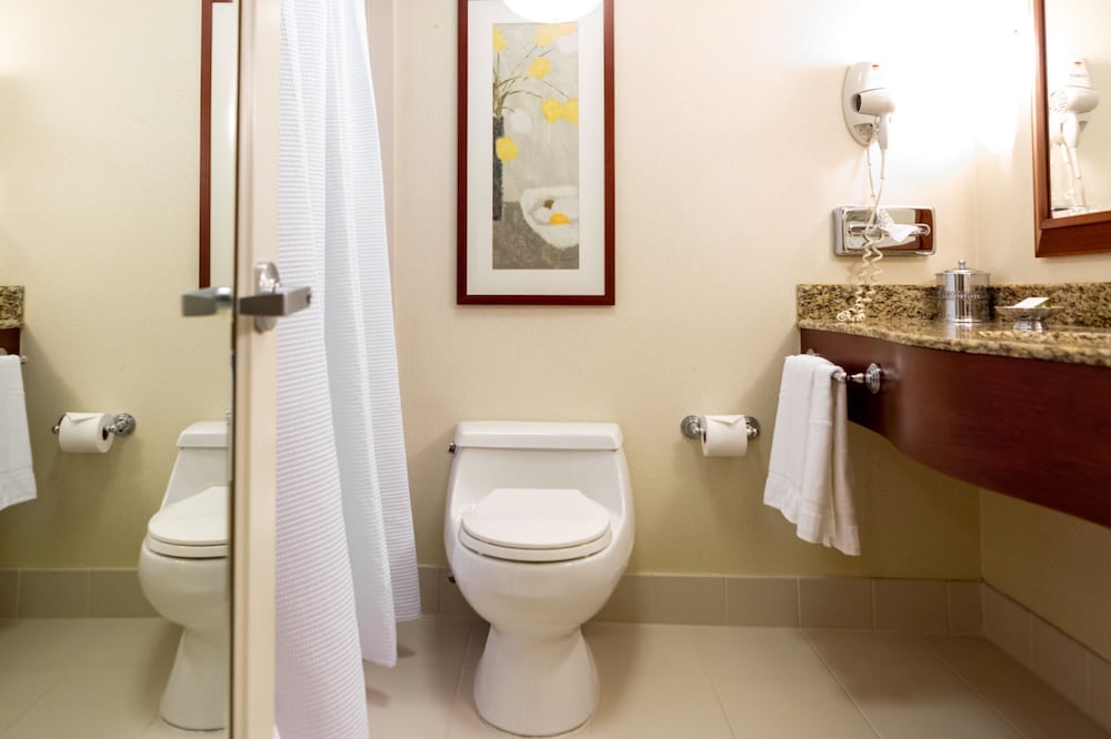 Executive Junior Suite, 1 King Bed: Oversized Room and Spacious Sitting area with Sofa Bed thumbnail 6