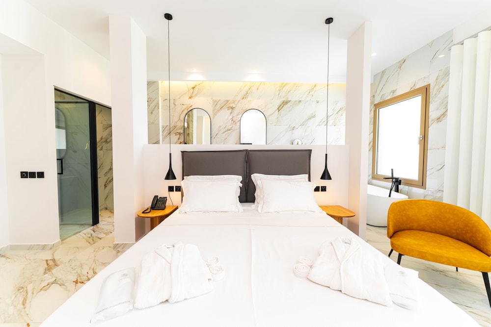 Deluxe Suite, 1 Queen Bed, Hot Tub, Sea View photo 2