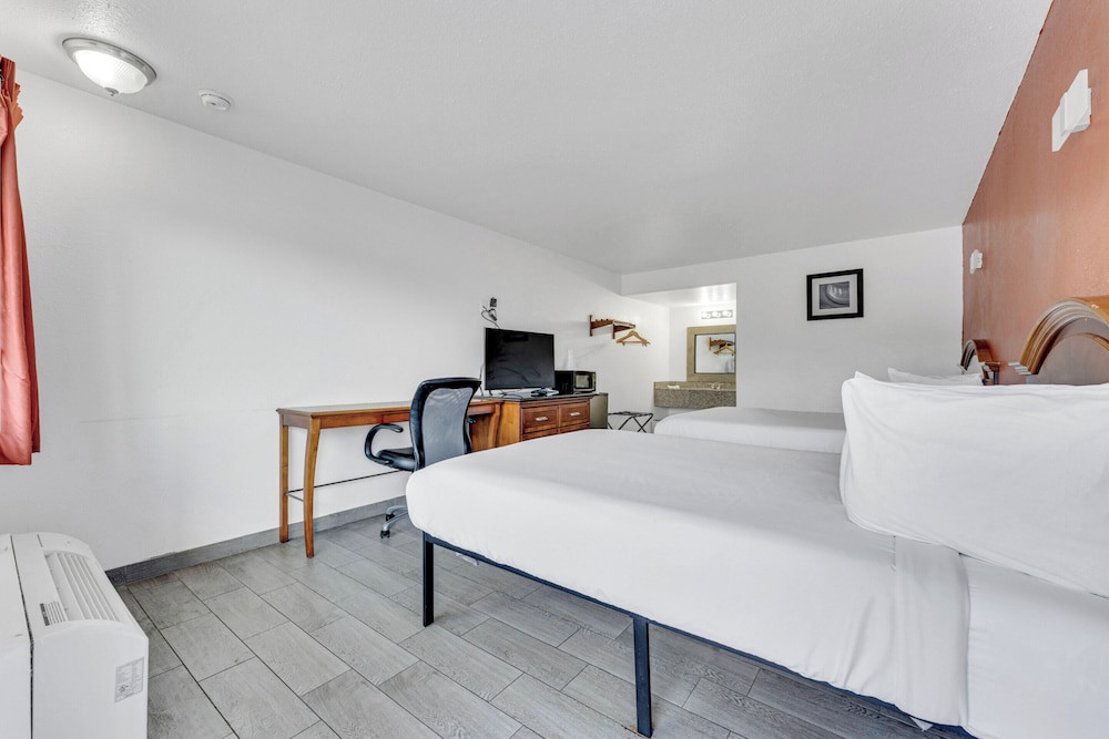 Standard Room, 2 Queen Beds, Non Smoking, Refrigerator & Microwave - Photo 6