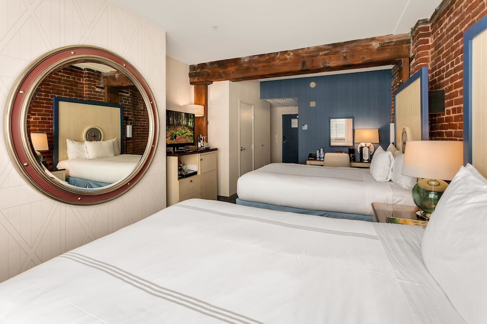Room, 2 Queen Beds, Mobility Accessible, Bay View (Roll-In Shower) thumbnail 6
