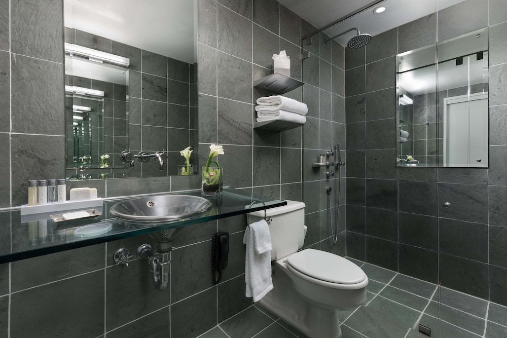 Deluxe Room, 1 Queen Bed, Mobility Accessible thumbnail 5