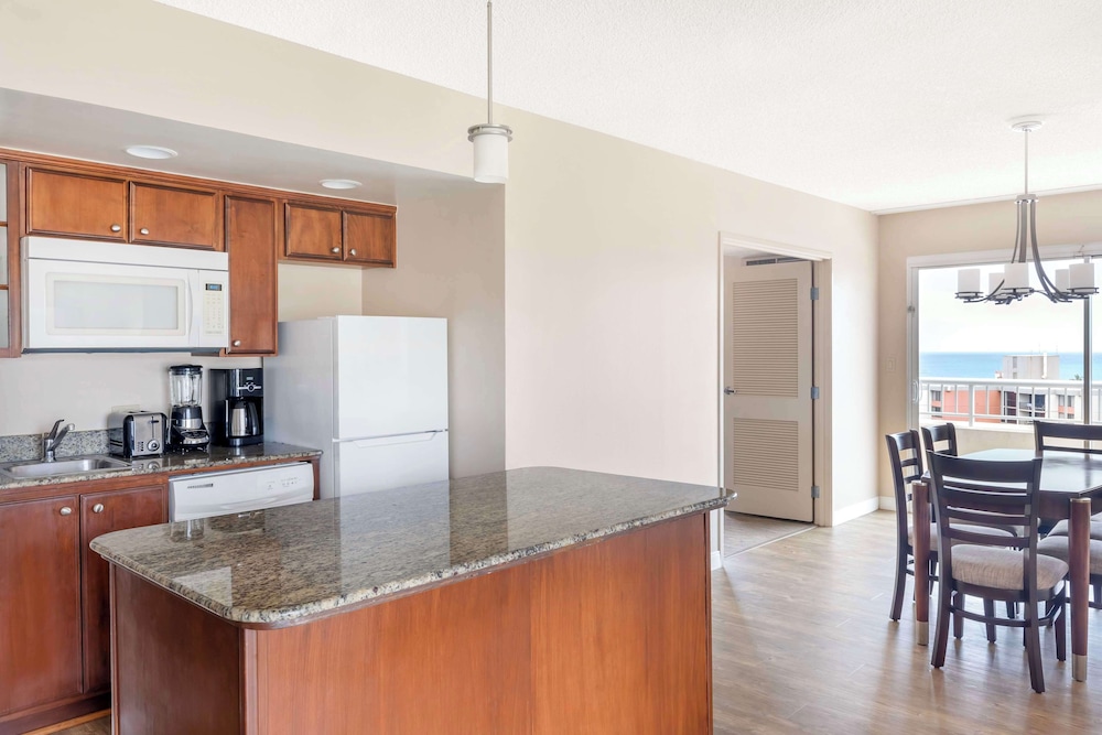 2 Bedroom 1 King 2 Twins Suite with Balcony - Photo 7