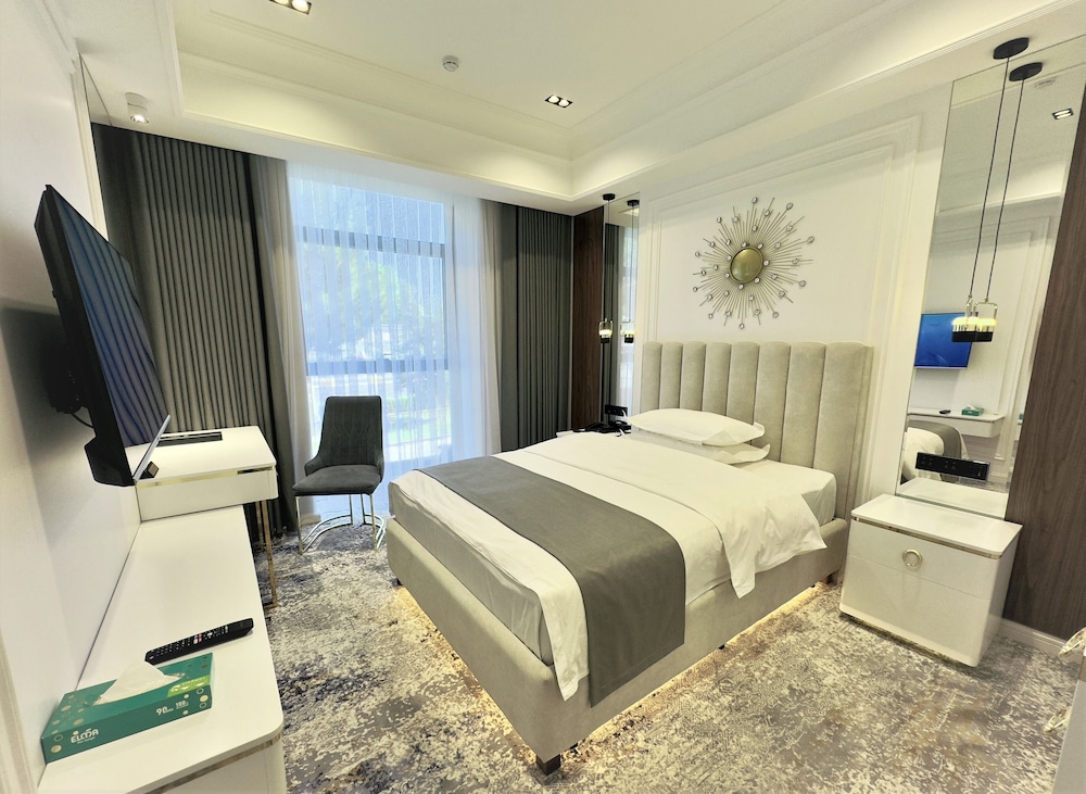 Deluxe Room, 1 Queen Bed, Non Smoking photo 1