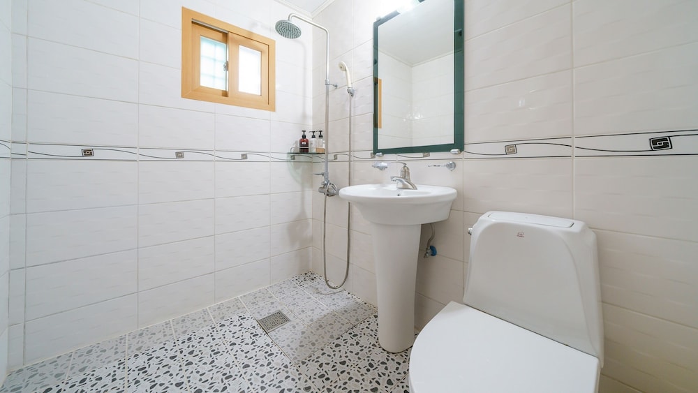 Basic Room, 1 Bedroom (106 Skyblue) - Photo 10