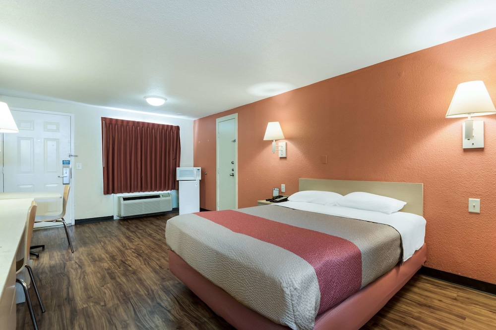 Standard Room, 1 Queen Bed, Smoking, Refrigerator & Microwave photo 2