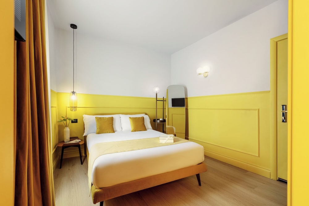 Smart Double Room with a French Bed in an Annex Building