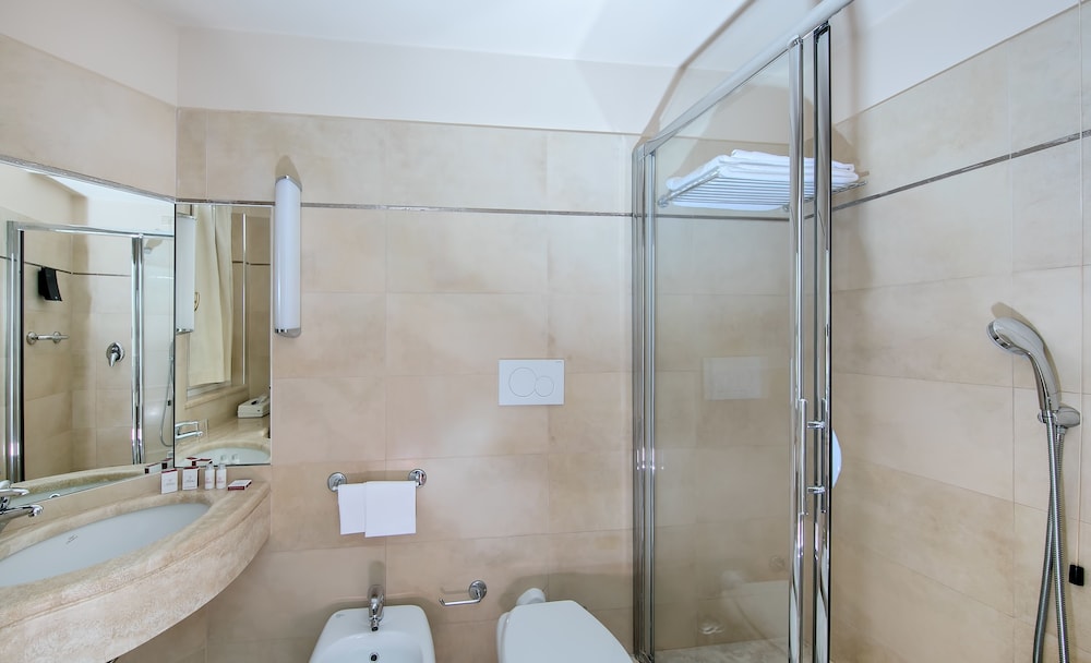 Deluxe Double or Twin Room - Photo 11
