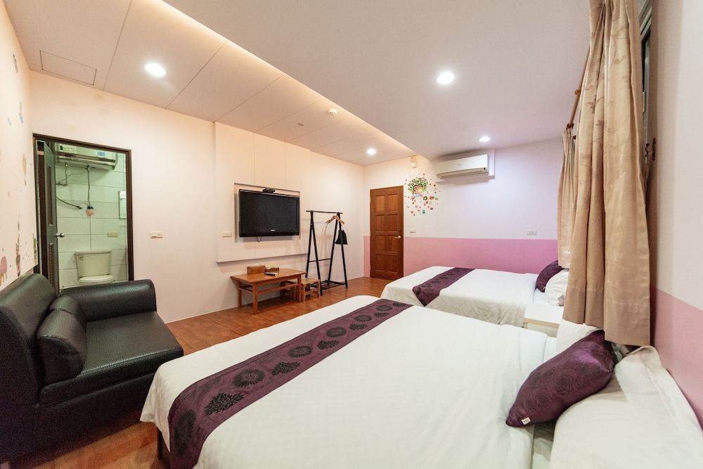 Basic Quadruple Room, 2 Queen Beds photo 3