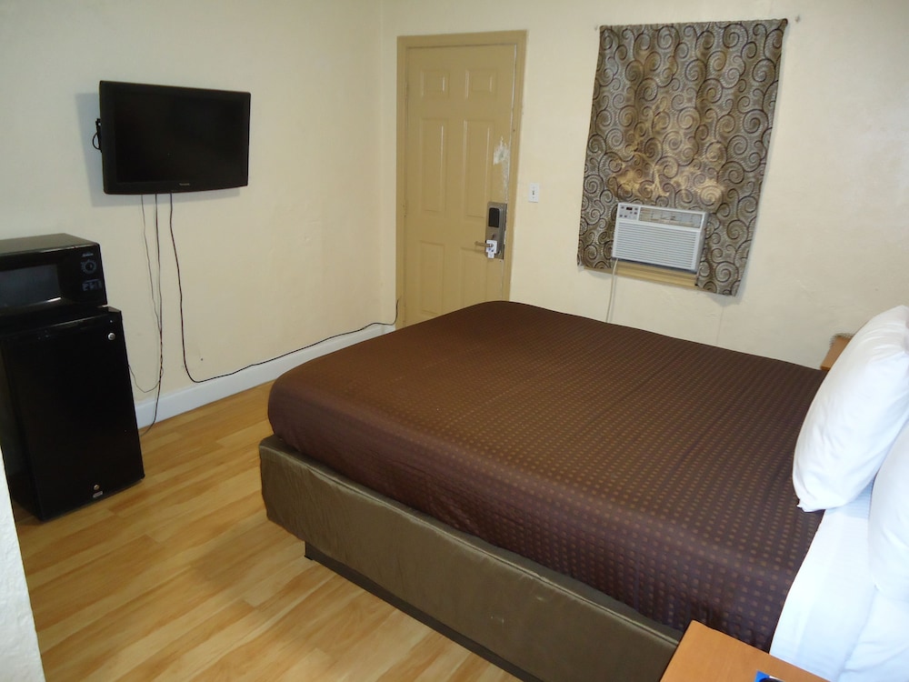 Standard Room, 1 Queen Bed, Non Smoking photo 2