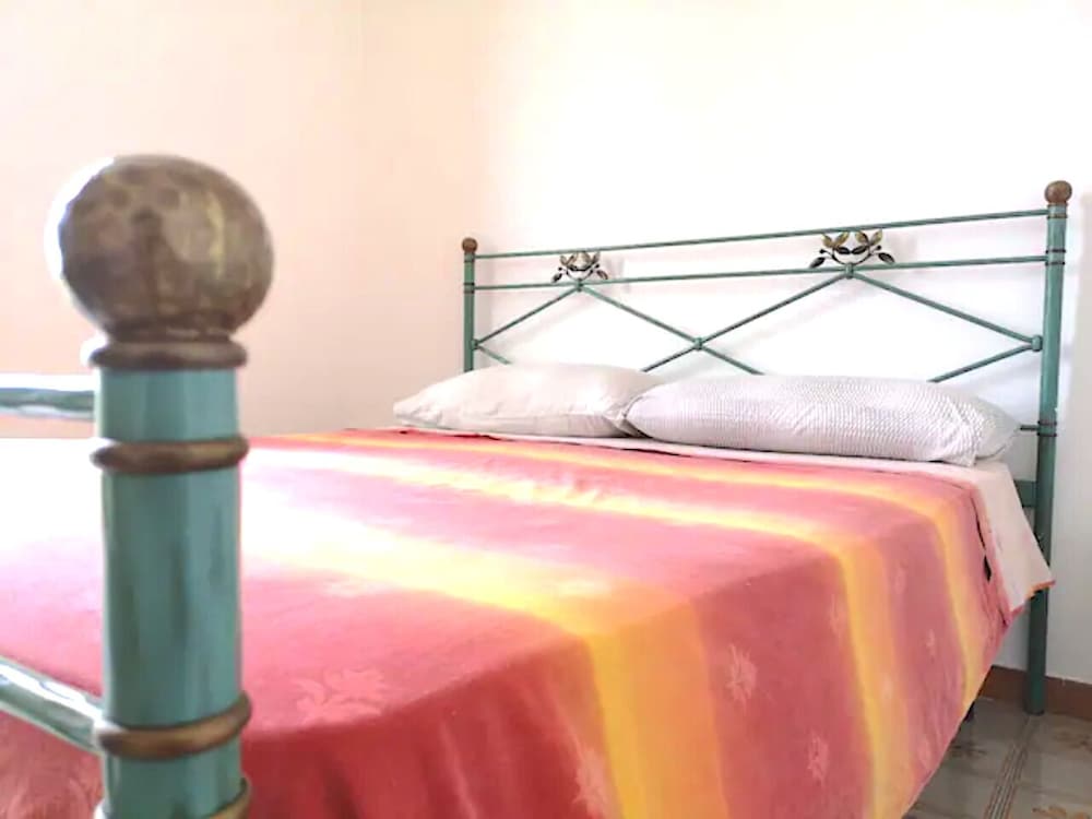 Basic Double or Twin Room, 1 King Bed, Shared Bathroom, Garden View photo 3