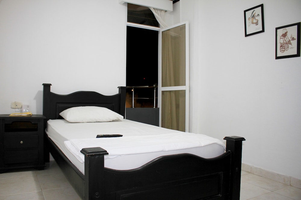 Economy Single Room, 1 Large Twin Bed, Non Smoking photo 1