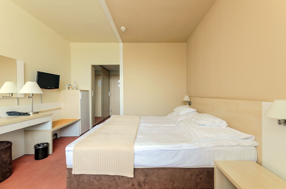 Standard Double Room with Extra Bed, Street View photo 3
