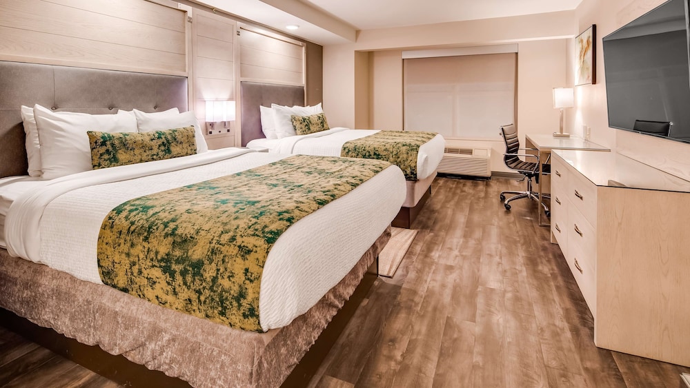 Suite, 2 Queen Beds, Non Smoking, Refrigerator & Microwave (with Sofabed) - Photo 2