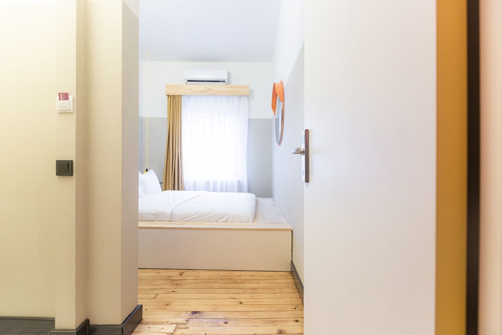 Traveler Friendly Yellow Room photo 2