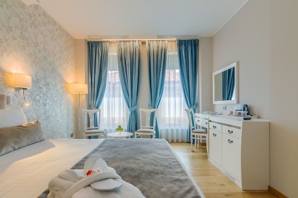 Deluxe Double Bed - Photo 4