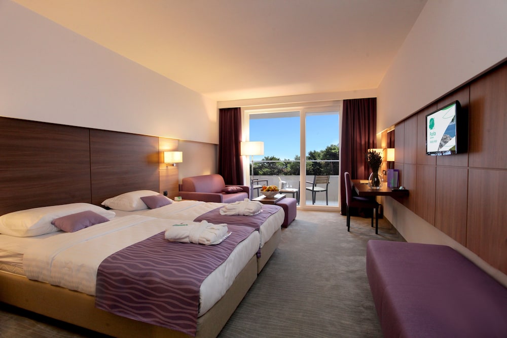 Superior Twin Room with Extra Bed and Balcony - Photo 1