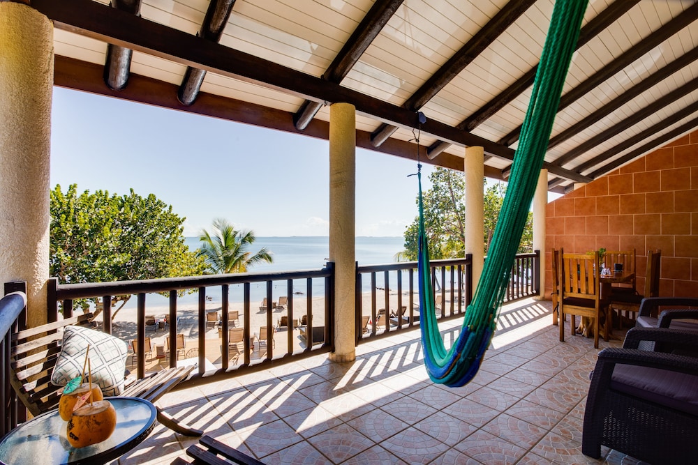 Deluxe Room, 1 King Bed, Sea View, Poolside photo 2