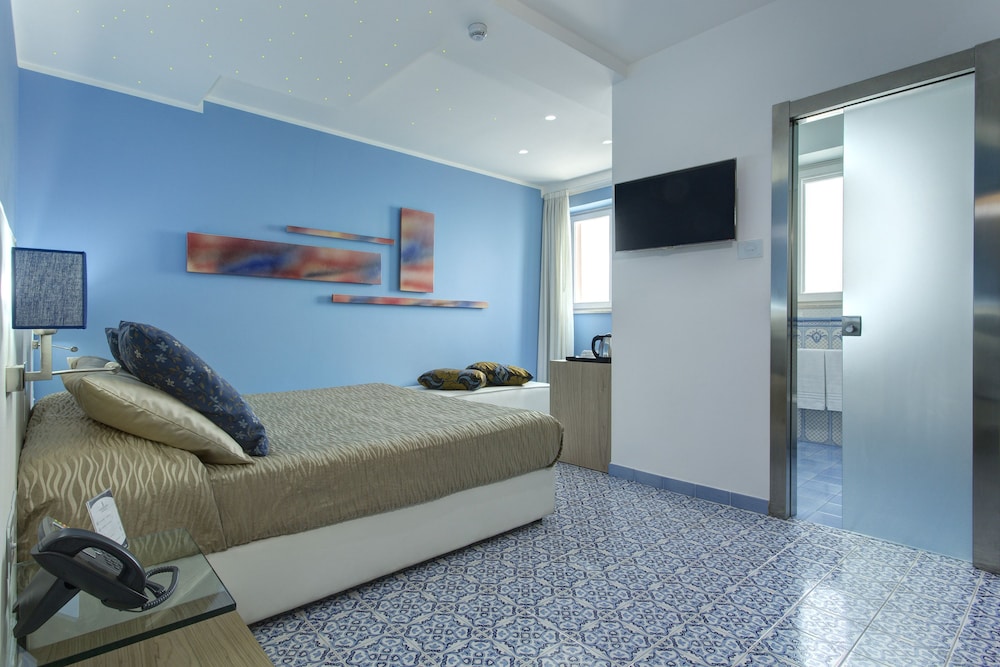 Superior Double Room, Partial Sea View - Photo 3