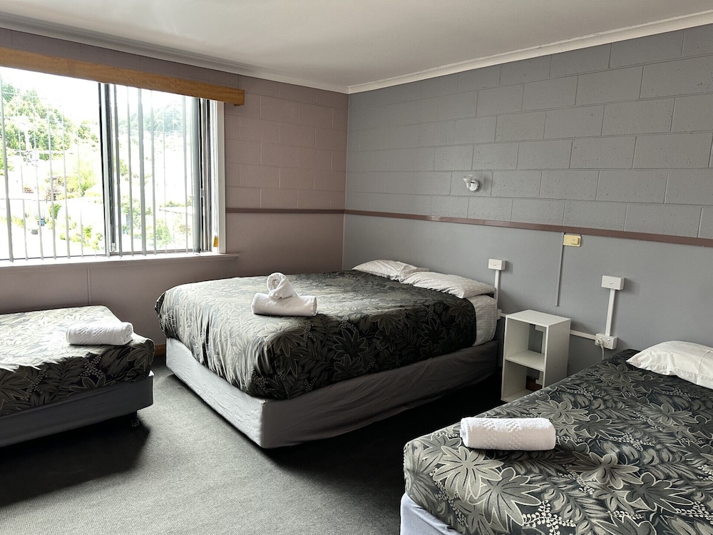 Room 24, Queen Plus 2 x Single photo 1