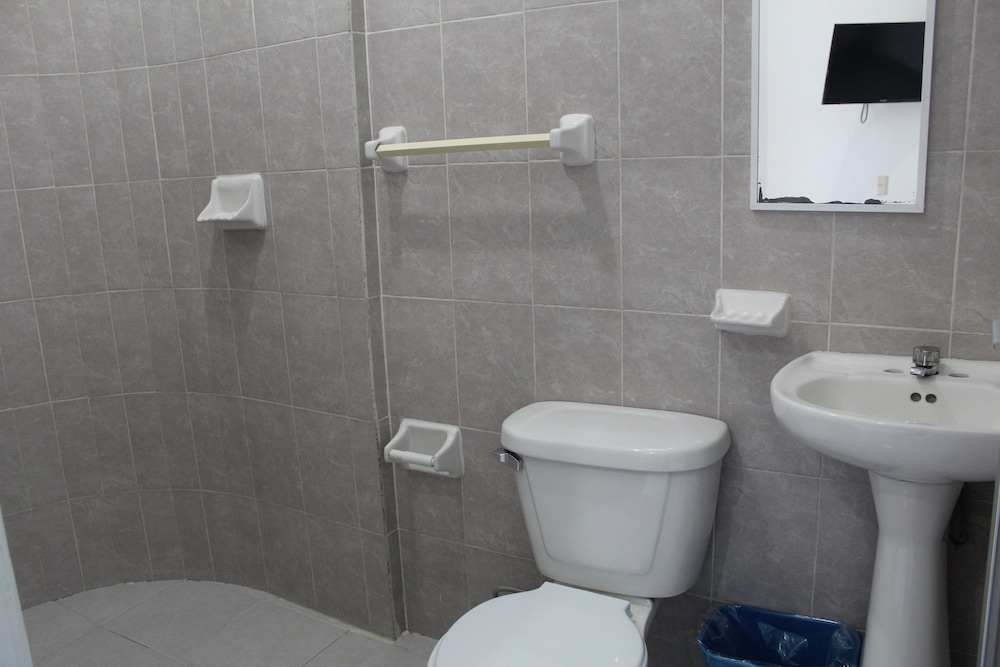 Basic Twin Room - Photo 2