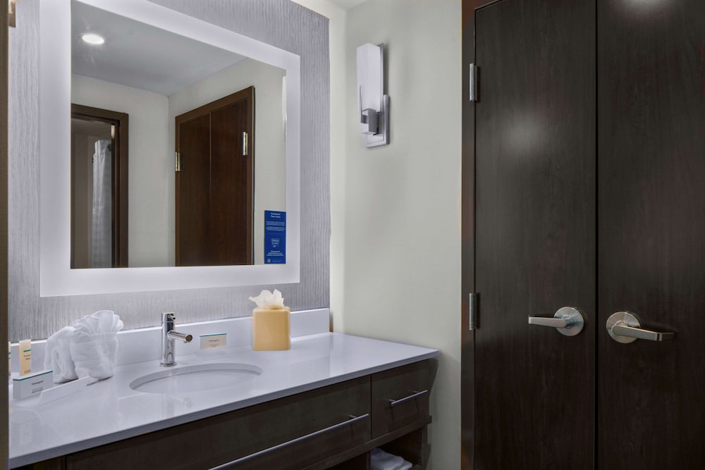 Suite, 1 King Bed, Bathtub - Photo 4