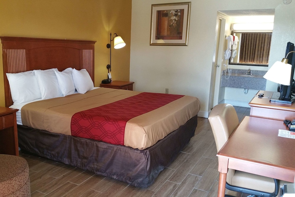 Standard Room, 1 King Bed, Non Smoking - Photo 4
