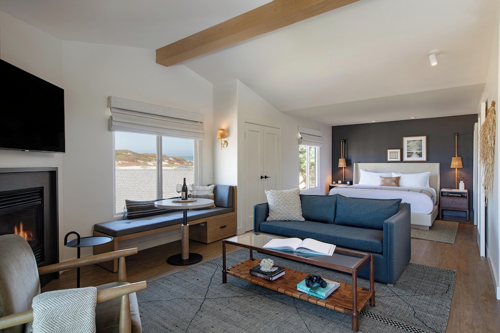 Junior Suite, 1 King Bed with Sofa Bed, Coastal View - Photo 1