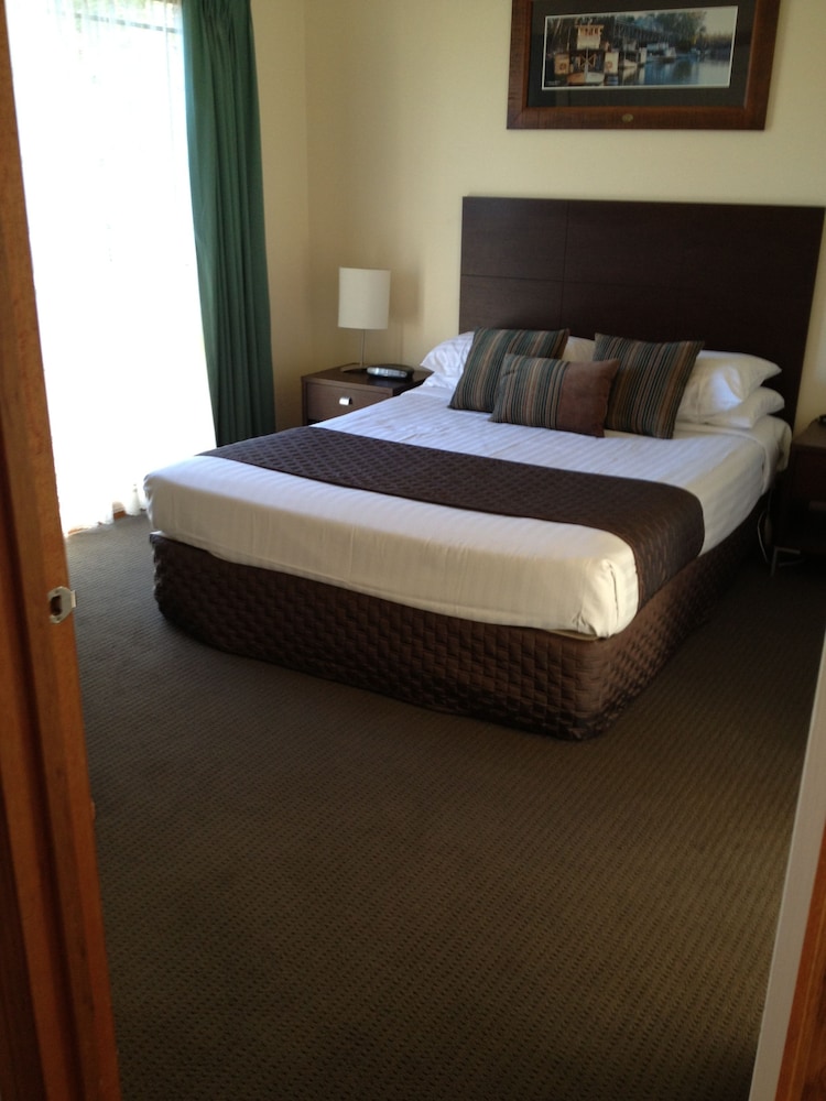 Standard Suite, 1 Bedroom, Non Smoking, Kitchen (4TH NIGHT $5) photo 2