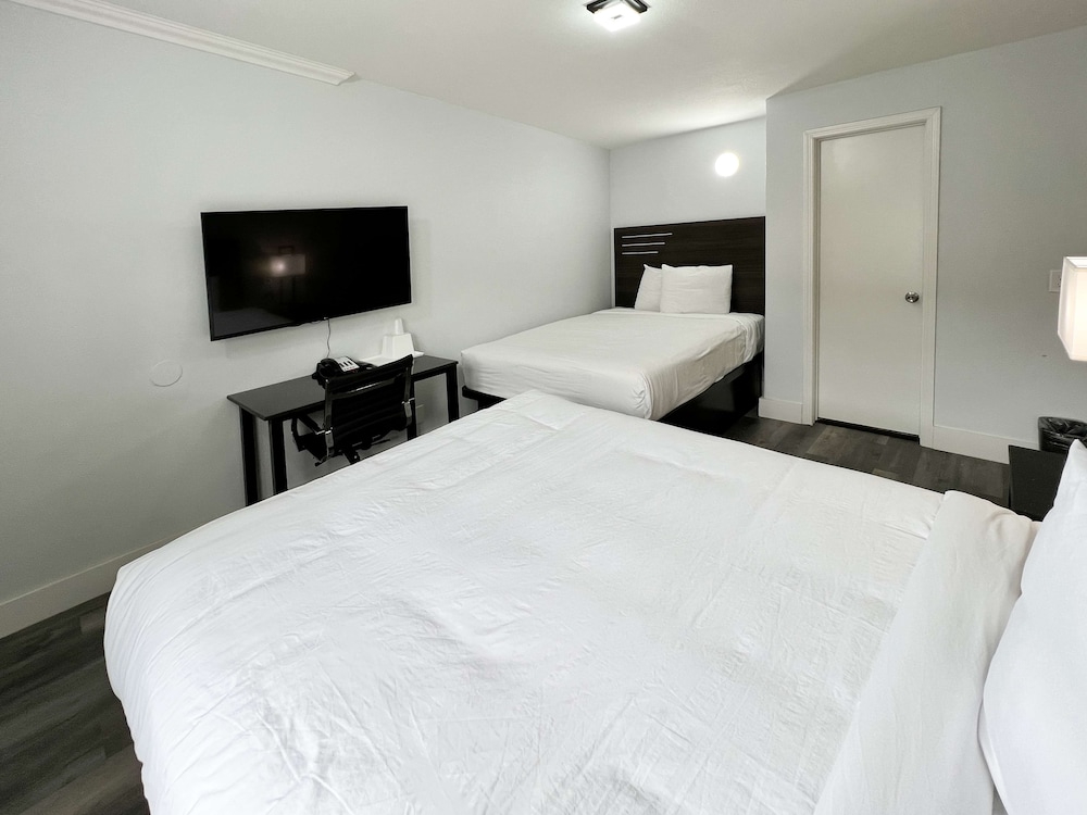 Deluxe Room, 2 Queen Beds, Non Smoking, Refrigerator & Microwave photo 2