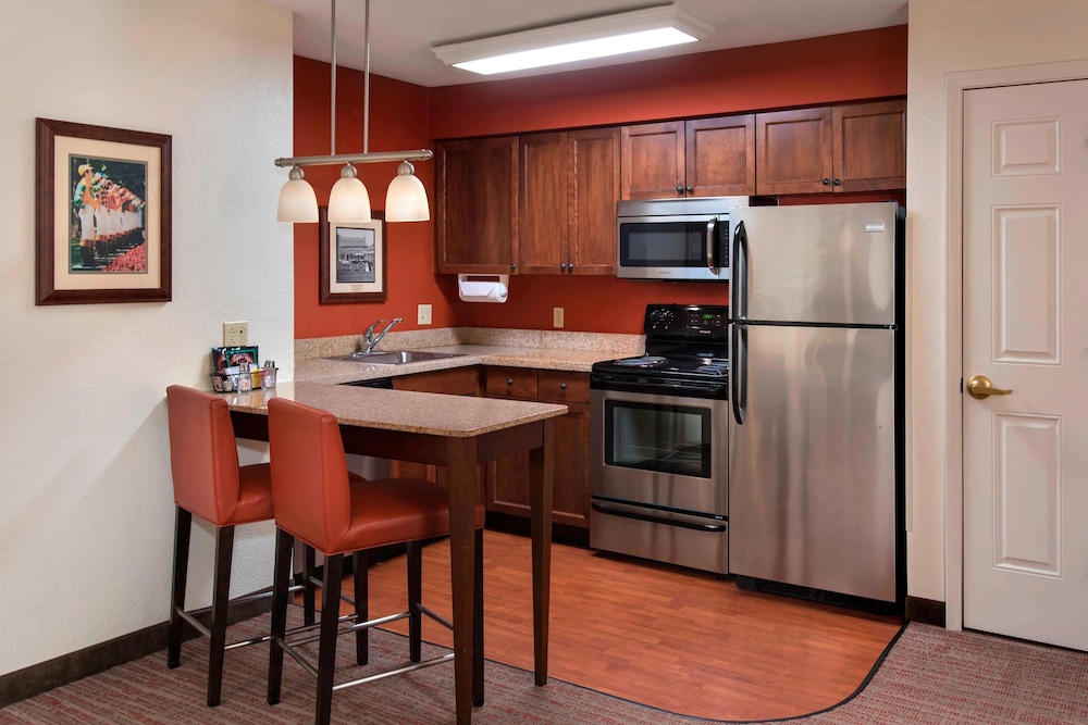 Suite, 1 Bedroom (Mobility/Hearing Access, Roll-In Shwr) photo 3