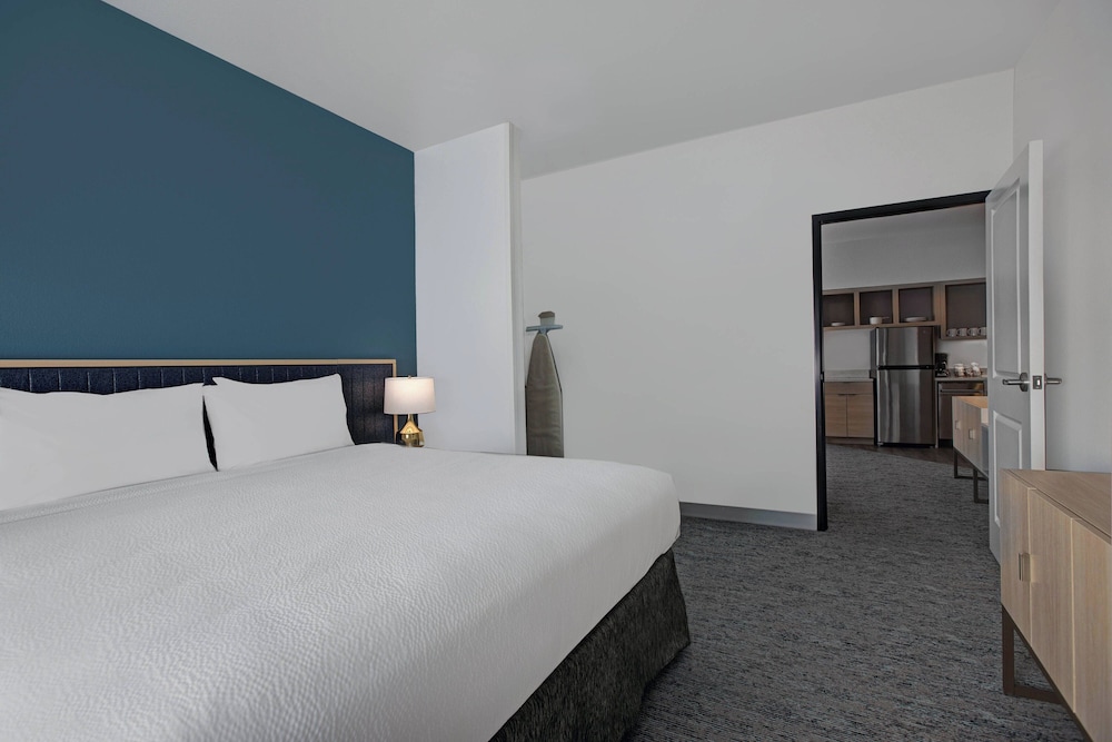 Suite, 1 Bedroom (Mobility/Hearing Access, Roll-in Shwr)