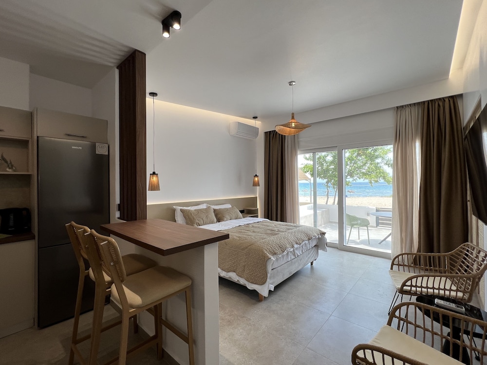 Standard Apartment, 1 Queen Bed, Beach View