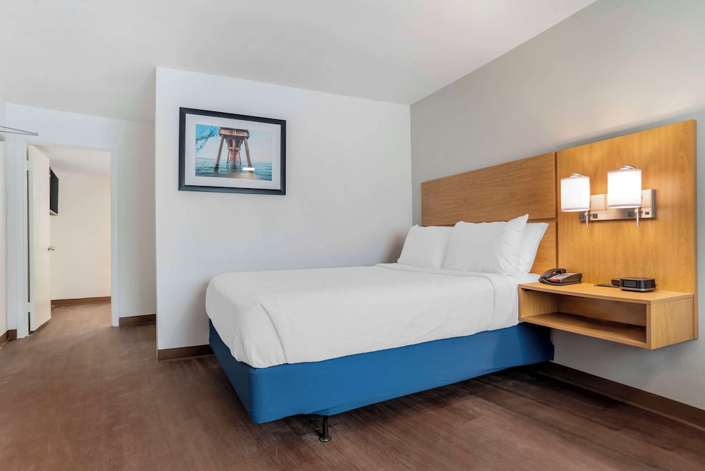 Suite, 2 Queen Beds, Balcony, Pool View