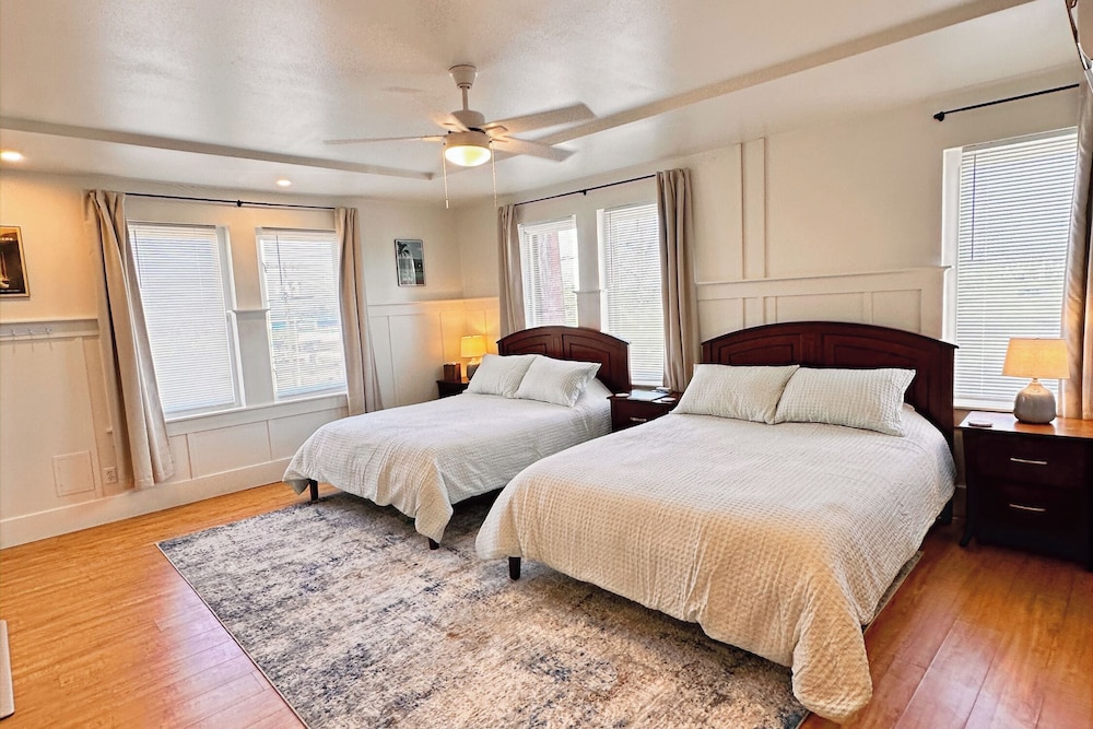 Classic Quadruple Room, 2 Queen Beds, Air conditioning, Bay View photo 1