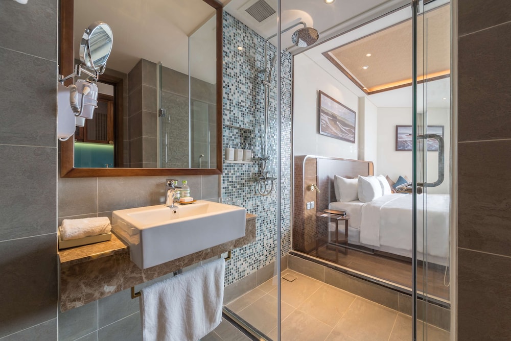 Deluxe Room, 1 King Bed, Non Smoking, Balcony
